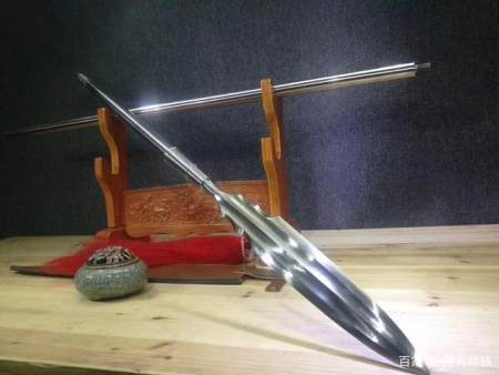 殳(sh)是一种竹制的兵器,长一丈二尺,头上不用金属为刃,八棱而尖.