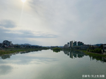 走过西乡廊桥,看牧马河水天一色,还保持了茶乡原生态的景致.