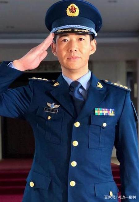 职务可以分为军事指挥类和政治工作类,这两大类,例如连长,指导员,营长