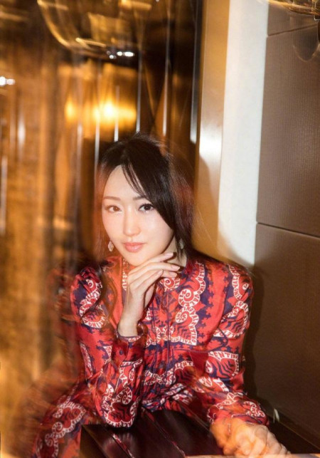 杨钰莹49岁又怎样?一袭红色连衣裙优雅迷人,依旧美得