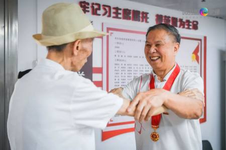 "连长,我终于找到你了"时隔53年,这对老战友在广州重逢