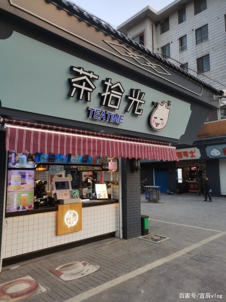 每家店的门头都非常具有网红感,让人一点不会觉得这是在一个小镇