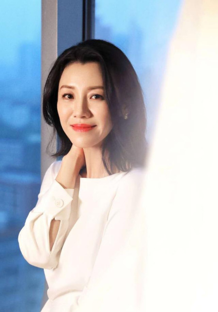 "大娘子"刘琳终于高调一回,穿白色连衣裙美得好高雅,气质真好