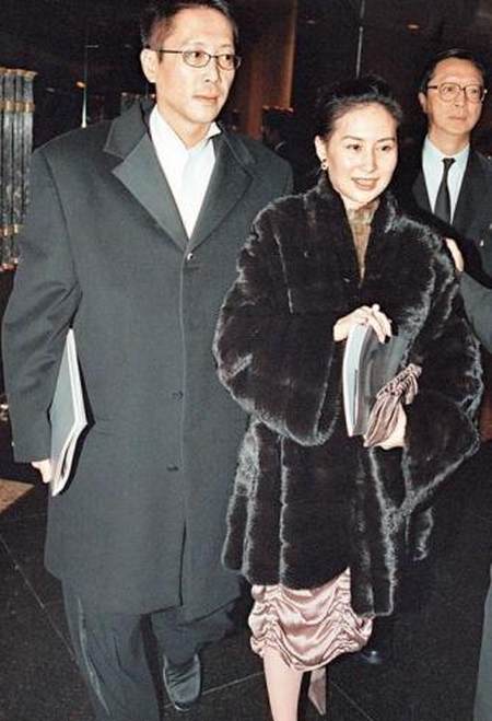 何超琼年轻时真绝色!乡土风花色抹胸裙穿上也不显土