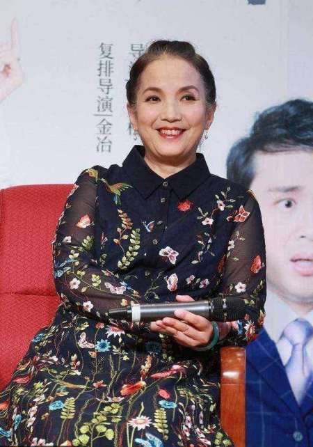 60岁吕丽萍老得自然不做作,两鬓霜白身材走样,穿印花