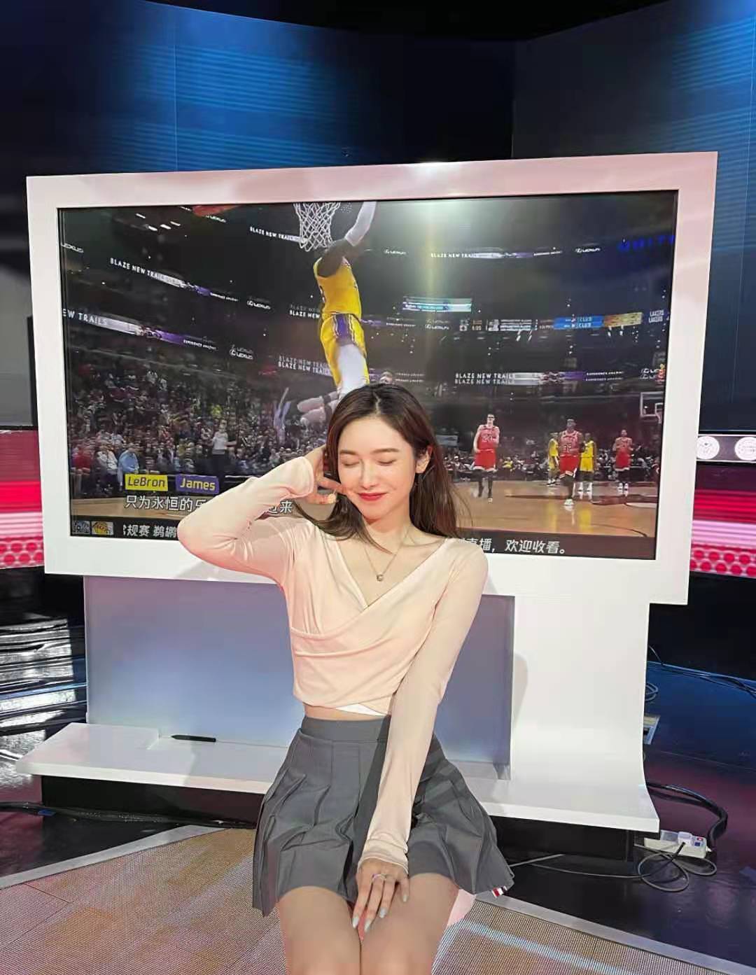 近日,腾讯nba著名美女主播美娜在个人社交媒体上晒出了几张自己在