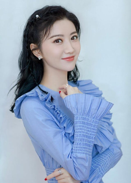 景甜一袭蓝色连衣裙,清新又甜美,满满的妙龄少女气息!