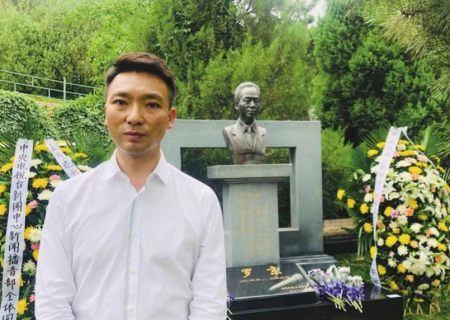 罗京离世12年,当年哭晕在葬礼上的妻子,带着儿子嫁给了富商