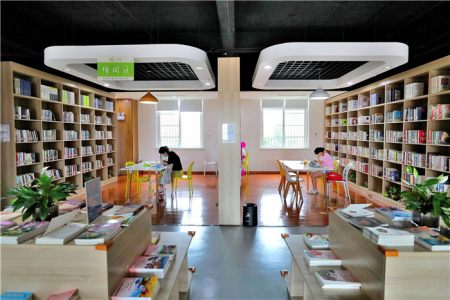 红雨斋不仅为社区居民提供综合性文化服务,还采取"图书馆 书店"的模式