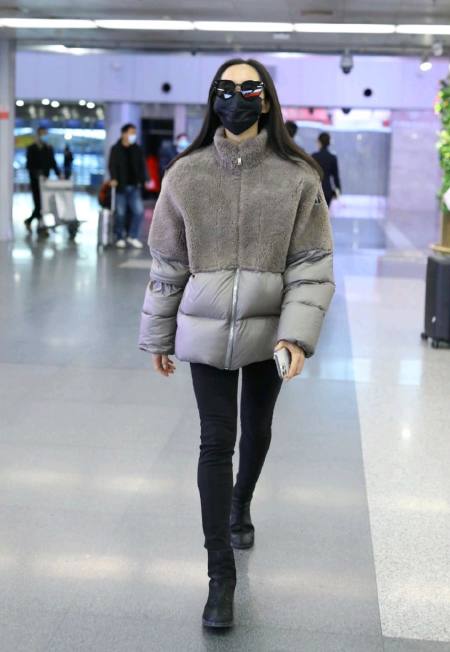 王智的身材到底有多好?羽绒服配紧身裤简约干练,大长腿实力抢镜