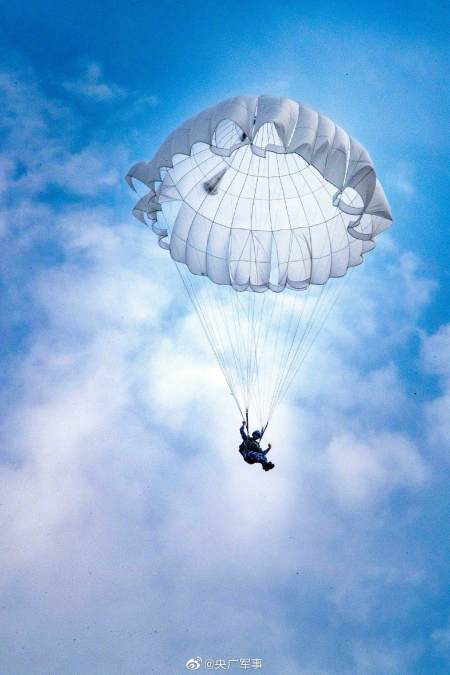 一组海军陆战队跳伞训练高清大图,请查收!