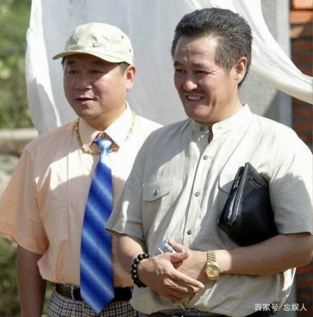 赵本山高秀敏的老搭档何庆魁,73岁精神好,享受退休生活