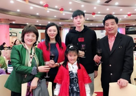 胡明轩老父亲有多强悍?65岁任舞蹈教练,难怪俘获年轻貌美的胡妈