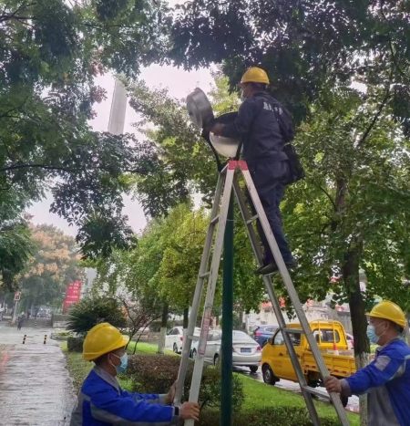 街灯维护在行动点亮全城迎国庆为保障市民亮亮堂堂过节,都江堰市综合