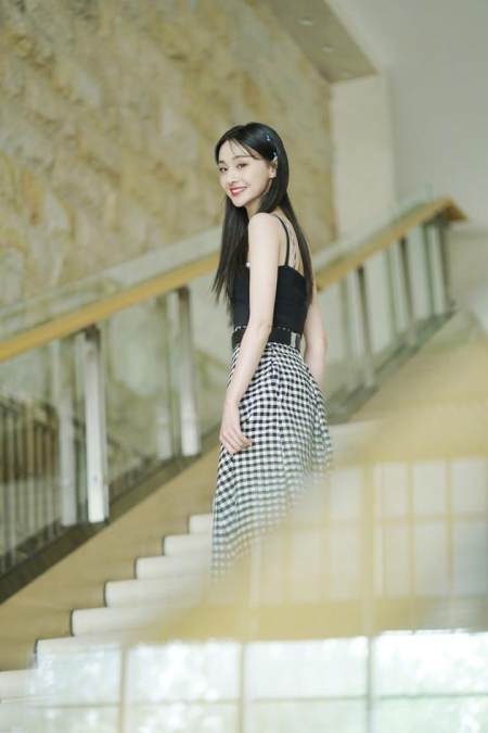 郑爽发文安慰被丈夫推下悬崖孕妇:我好想抱抱你