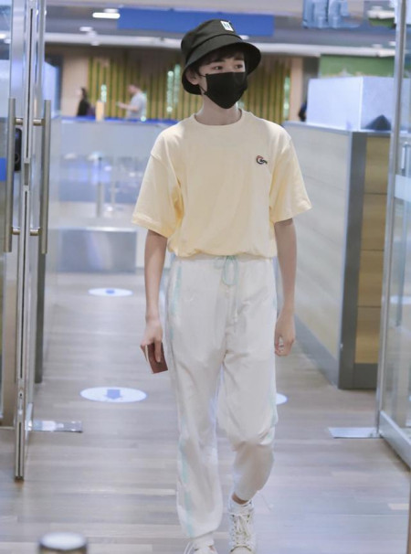 15岁的宋亚轩,黄颜色半袖搭配白色运动裤,时尚又百搭