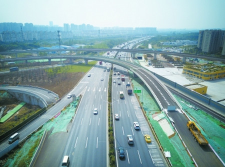 据介绍,绕城公路万家楼互通改造工程是南京市重点工程项目,建成通车后