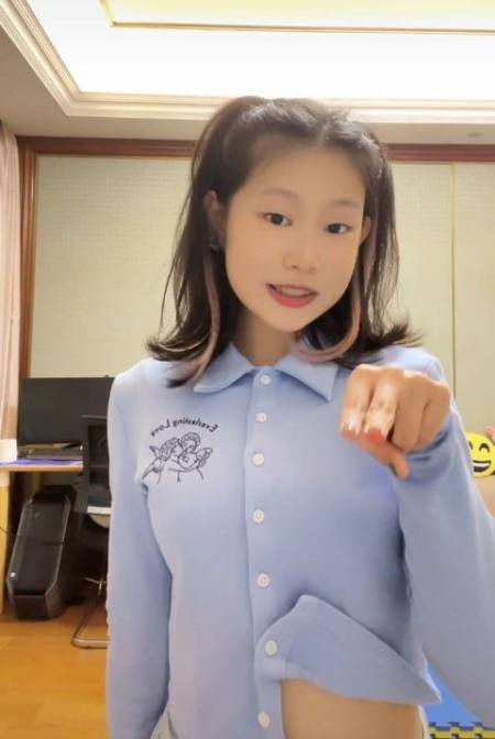 小沈阳女儿染发热舞 动作娴熟大方自信女团味十足