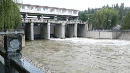 减轻东平湖防洪压力 济宁汶上开闸分洪保证河道畅通