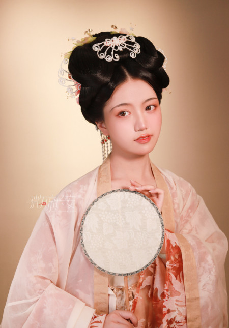被同袍惊艳到了!复原唐代的妆容,像个可可爱爱的初唐小仕女