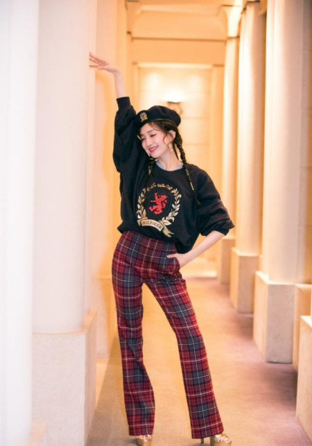 江疏影粉色衬衫半身裙,三十多岁的年纪美成18岁,简直