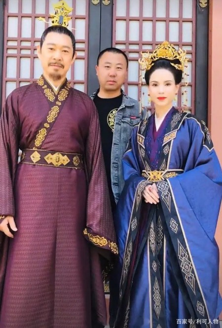 《且试天下》威亚戏路透,赵露思露大腿杨洋凹造型,惨