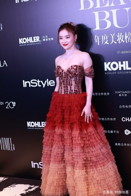 袁姗姗身材姣好,渐变色礼服裙显傲人上围,甜蜜微笑更