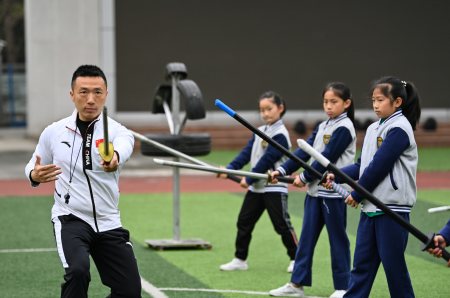 小学生体育课被体育老师教学 五行刀法 运动只在生活中体现