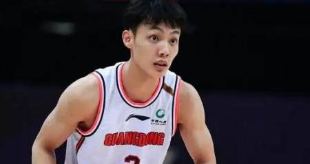 广东男篮双后卫被重视：徐杰摆脱了新秀合同，但入选国家队惹争议
