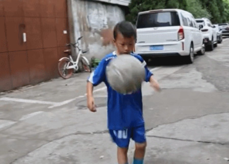 人民日报+新华社关注！因为足球，8岁男孩火了，梦想成为中国梅西