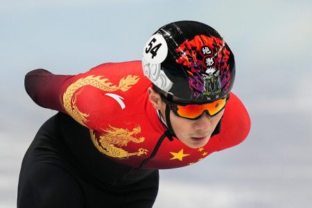 对比韩国态度，东道主大气风范尽显！冬奥冠军承认犯规，观众支持