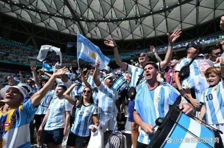 数十人大规模混战！巴西和阿根廷球迷激烈冲突，手持木棍铁棒互殴