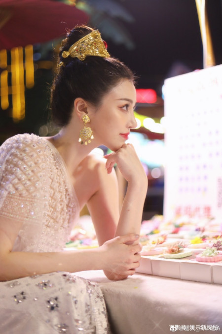 “孔雀公主”葛天晒异域风情美照,优雅迷人皮肤白到发光(图2) “孔雀公主”葛天晒异域风情美照,优雅迷人皮肤白到发光(图2)