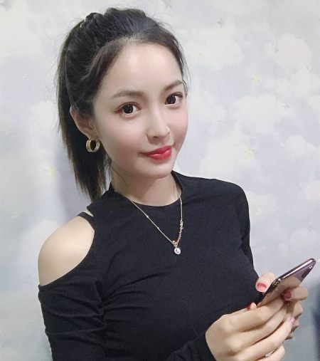 台球最美女裁判生活照曝光网友你确定这不是百万粉丝的网红吗