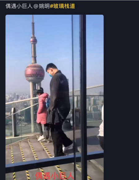 网友偶遇姚明父女，10岁姚沁蕾身高超过一米七，已达到父亲胸口
