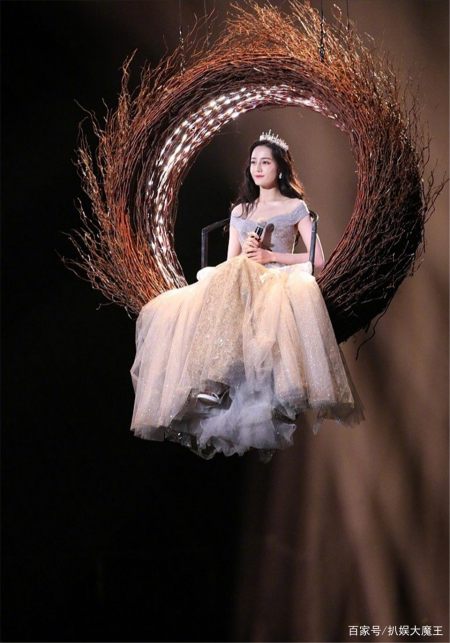 美翻了!迪丽热巴从天而降,这样的甜美小公主你爱了吗?