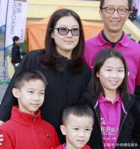 伏明霞老公罕露面,身材干瘦发际线堪忧,与甘比同框无富豪架子(图6) 伏明霞老公罕露面,身材干瘦发际线堪忧,与甘比同框无富豪架子(图6)