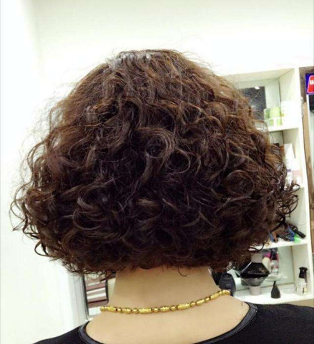 1,泡面卷妈妈头记得避开这3种"大妈"发型,老气又没档次虽然卷发能蓬松