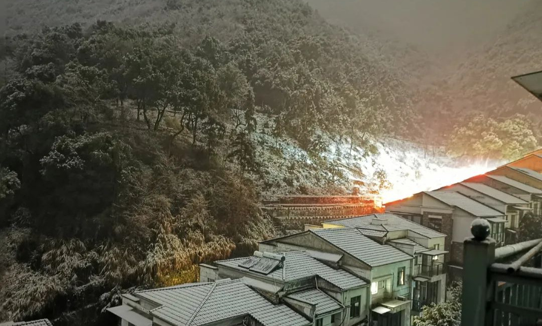 风雪中夫妻静静相拥……杭州的雪夜，这些身影让人心疼