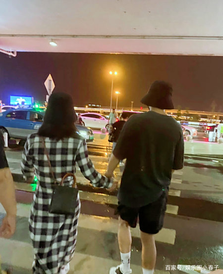 超甜蜜!谢娜与张杰首次合体亮相机场,十指相扣戴情侣帽引关注? 实用小技巧 第4张 超甜蜜!谢娜与张杰首次合体亮相机场,十指相扣戴情侣帽引关注? 实用小技巧 第4张
