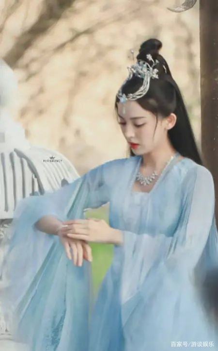 古力娜扎《雪鹰领主》路透 蓝衣古装造型仙气十足(图3) 古力娜扎《雪鹰领主》路透 蓝衣古装造型仙气十足(图3)
