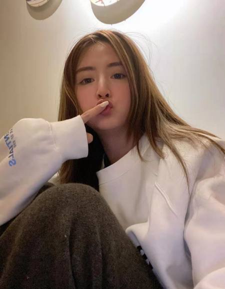 nba女主播小楠醉酒照,脸色红润,对镜头傻笑,嘟嘴吐舌太可爱!