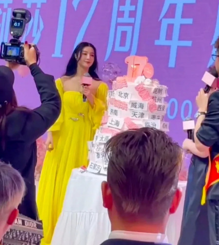 这还是范冰冰吗?低调现身某晚宴,脸蛋腰线臃肿发福,沦为素人!(图1) 这还是范冰冰吗?低调现身某晚宴,脸蛋腰线臃肿发福,沦为素人!(图1)