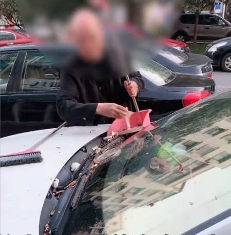 是老人变坏了?浙江一小姐姐停车办事一分半钟回来看见这一幕气炸(图2) 是老人变坏了?浙江一小姐姐停车办事一分半钟回来看见这一幕气炸(图2)
