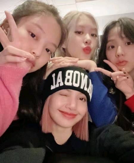 Lisa接种疫苗后依旧感染新冠,BLACKPINK目前暂停演艺工作!(图2) Lisa接种疫苗后依旧感染新冠,BLACKPINK目前暂停演艺工作!(图2)