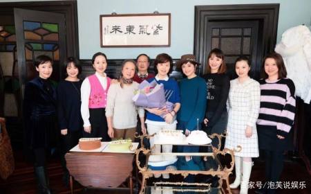 孙俪特意来为恩师庆祝,同学合影站中间,在同龄人中最显年轻(图1) 孙俪特意来为恩师庆祝,同学合影站中间,在同龄人中最显年轻(图1)