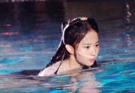 刘亦菲在水中拍戏，状态精致如出水芙蓉，只是画面让人心疼
