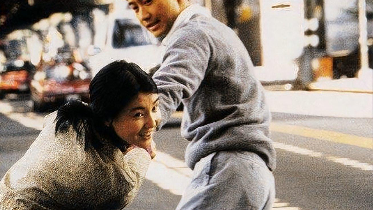 1996年,鄧麗君歌曲同名電影《甜蜜蜜》上映,造就了張曼玉的地位