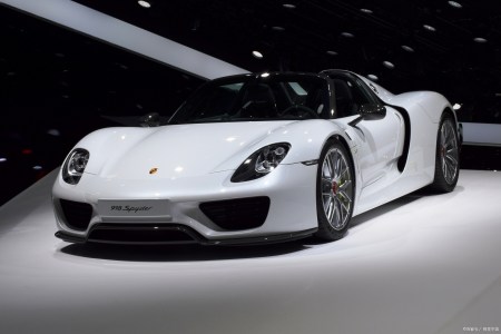 保时捷911与法拉利f8 tributo:传奇跑车之间的对决