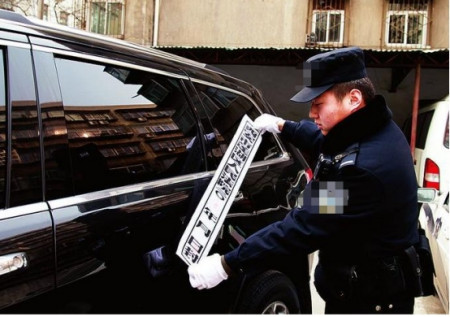 重庆大量豪车被遗弃，车头贴着两张纸，捡便宜的也不敢碰(图4)